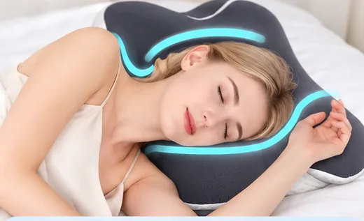 Femme endormie sur l'oreiller papillon