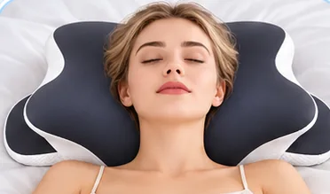 Dormeuse sur le dos, la tête au centre de l'oreiller papillon
